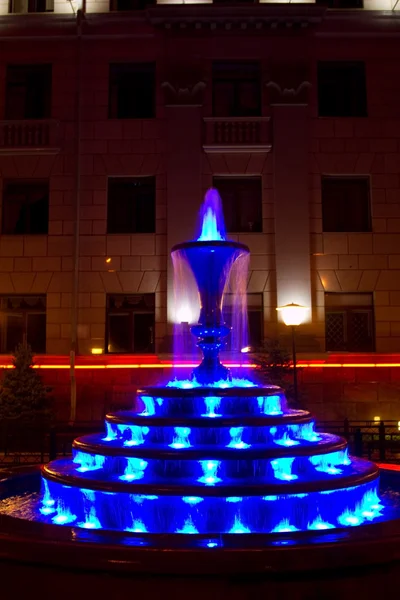 Une petite fontaine illuminée la nuit dans la ville de Krasnoïarsk — Photo