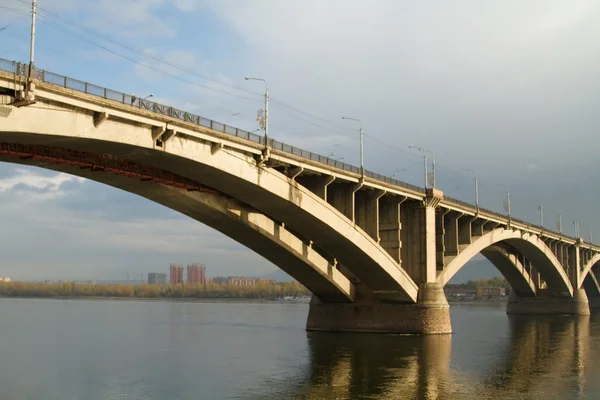 Most přes řeku Jenisej v Krasnojarsku — Stock fotografie