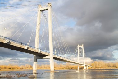 krasnoyarsk Yenisey Nehri geçip Adası tatysheva için trafiğe kapalı bir asma köprü