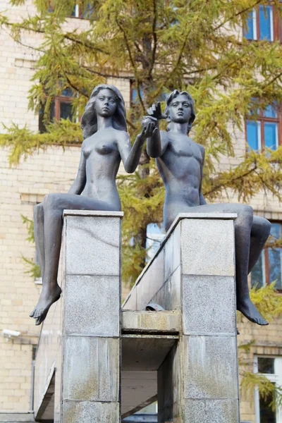 Monument voor adam en Eva in de stad van Krasnojarsk — Stockfoto