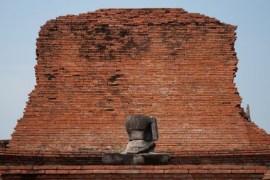 Buda heykeli bir tuğla duvara kafa olmadan
