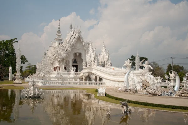 Bílý wat (wat rong khun) v chiang rai, Thajsko — Stock fotografie