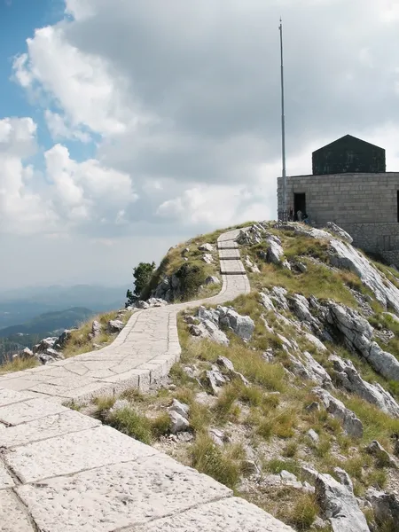 Μονοπάτι προς την κορυφή του βουνού να το Μαυσωλείο njegos στο Μαυροβούνιο — Φωτογραφία Αρχείου