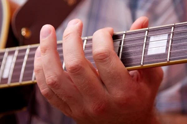 Man's hand, gitaar spelen — Stockfoto