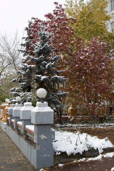 Płot z latarniami i małe snowy park jesień — Zdjęcie stockowe