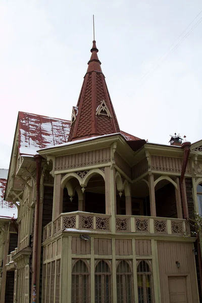 Balcon et arche de la maison en bois du deuxième étage — Photo