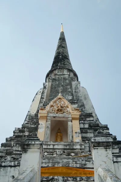 Estupa branca de Wat Thong Phuthao em Ayutthaya — Fotografia de Stock