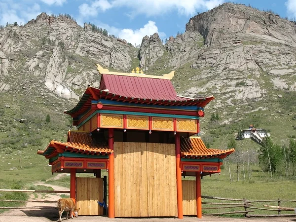 De poort in de tempel van de berg in Mongolië — Stockfoto