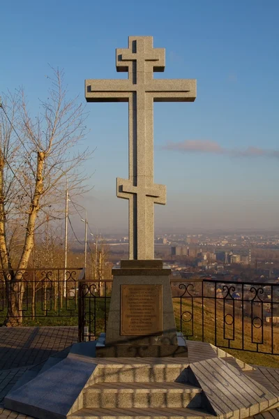 Kreuz in der Nähe der Kapelle paraskeva in krasnoyarsk — Stockfoto