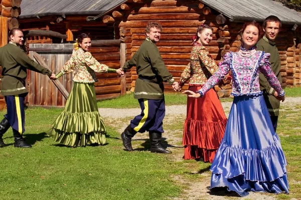 Nationella ensemble av unga killar och vackra flickor dansa ryska dansen — Stockfoto