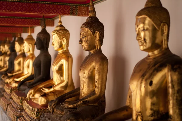 Várias estátuas de ouro de Buda no templo — Fotografia de Stock