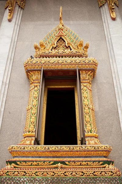 Ventana decorada con oro y piedras de colores en un templo budista —  Fotos de Stock