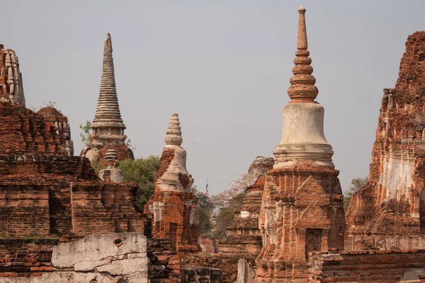 De ruïnes van een oude boeddhistische klooster in thailand — Stockfoto