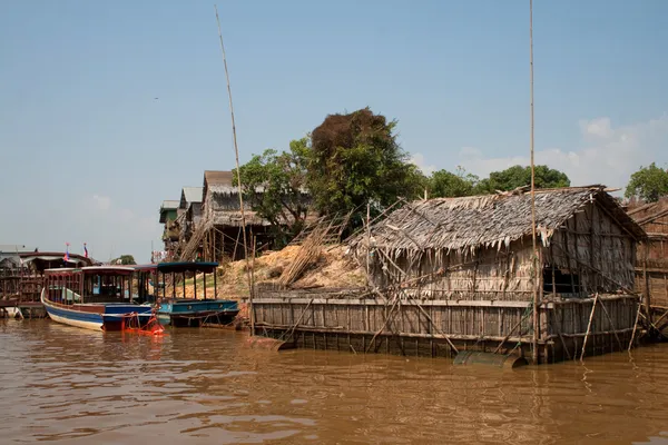 Floating house in a village in Cambodia and two boats — Stock Photo, Image