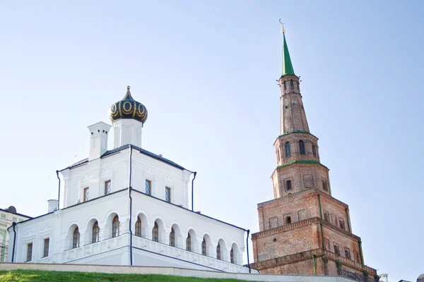 Kościół prawosławny i muzułmańskich krzywej wieży w Kazaniu — Zdjęcie stockowe