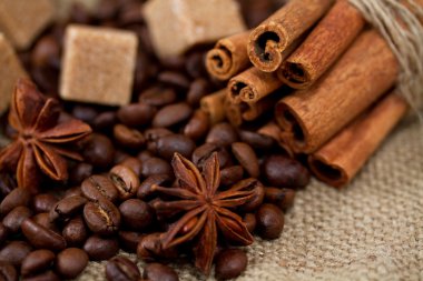 Natürmort kahve çekirdekleri, yıldız anason, kahverengi şeker ve tarçın