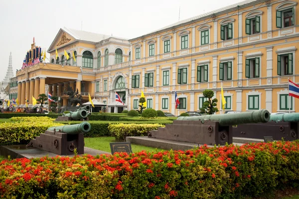 Bâtiment administratif et vieux canons près de Bangkok — Photo