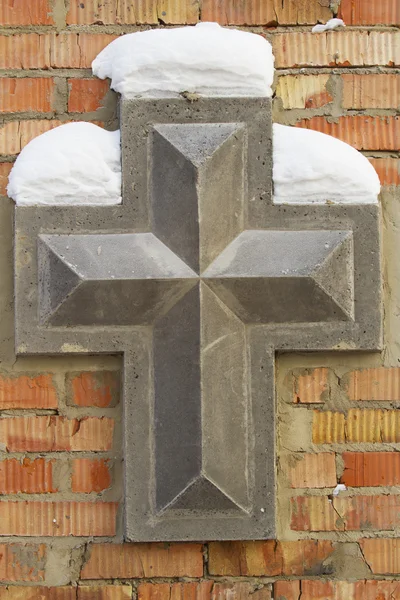 Cruz de metal em uma parede de tijolo da Igreja Ortodoxa em Irkutsk — Fotografia de Stock
