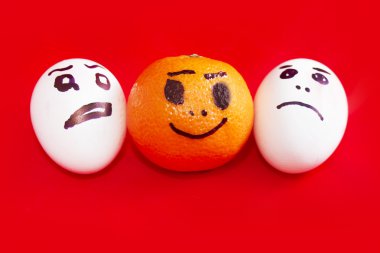 mandalina ve üzgün bir yüz üzerinde yumurta boya mutlu yüz