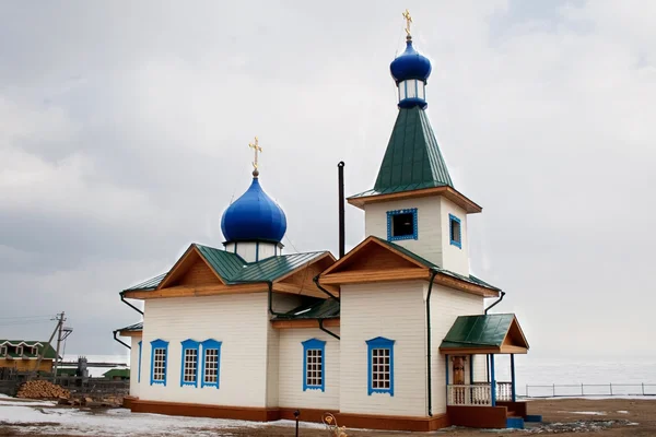 Kleine Holzkirche im Dorf großer goloustnoye im Gebiet Irkutsk — Stockfoto