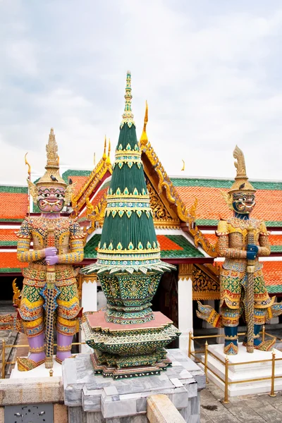 Buddyjska stupa oraz postać straży żołnierzy na Pałac Królewski w Bangkoku — Zdjęcie stockowe