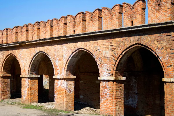 The wall of the Tula Kremlin and ancient trading stalls — Stock Photo, Image