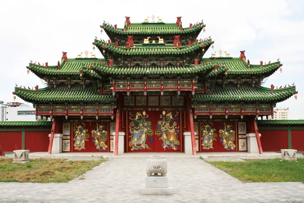 Techo escalonado y una gran puerta al territorio de un monasterio budista en Mongolia — Foto de Stock