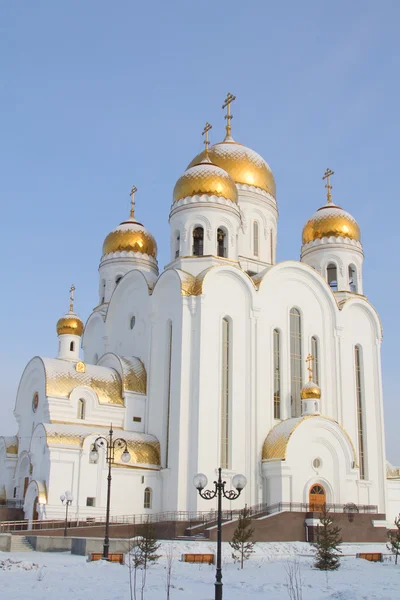 Chiesa in pietra bianca con cupole dorate nella città di Krasnoyarsk, Russia — Foto Stock