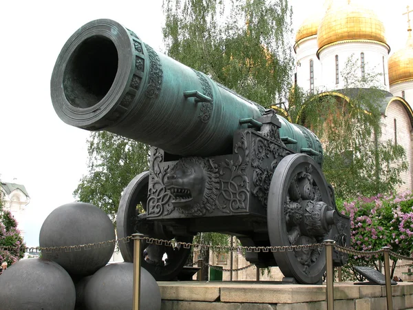 モスクワ - ツァーリ ・ プーシュカに最大の鋳鉄の大砲 — ストック写真