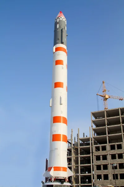 シベリアでクラスノヤルスクの工場で製造された最初のミサイル — ストック写真