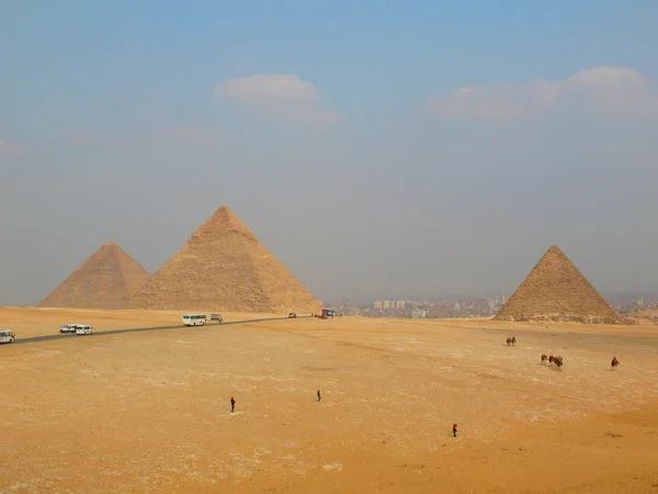 Una vista de las pirámides desde la plataforma de observación en el desierto en Egipto — Foto de Stock