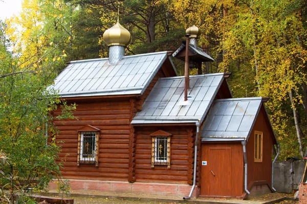 Gereja kayu tua di taman nasional "Stolby" di Krasnoyarsk, Rusia — Stok Foto