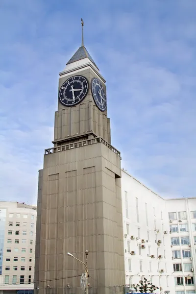 Часовая башня в центре Красноярска — стоковое фото