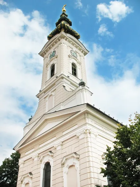 A torre e o pináculo da igreja em Novi Sad, Sérvia — Fotografia de Stock