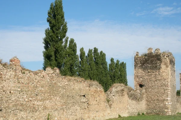De muren van het middeleeuwse fort in de stad van smederevo, Servië — Stockfoto