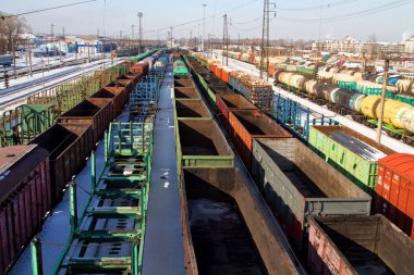 yük arabaları bir tren istasyonu