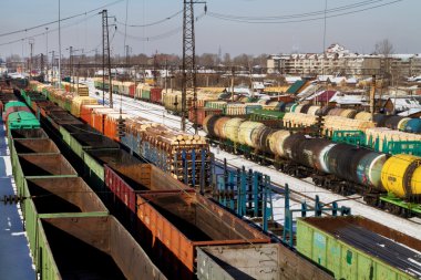 yük arabaları bir tren istasyonu