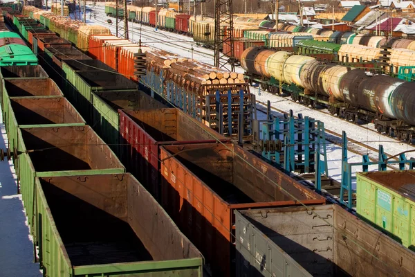 Güterwaggons auf einem Bahnhof — Stockfoto
