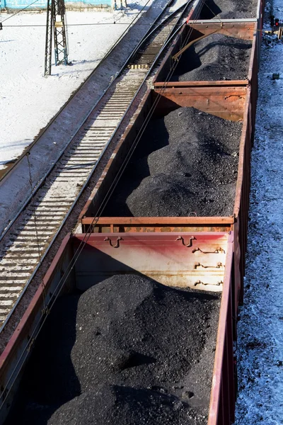 Frakt bilar på en järnvägsstation — Stockfoto