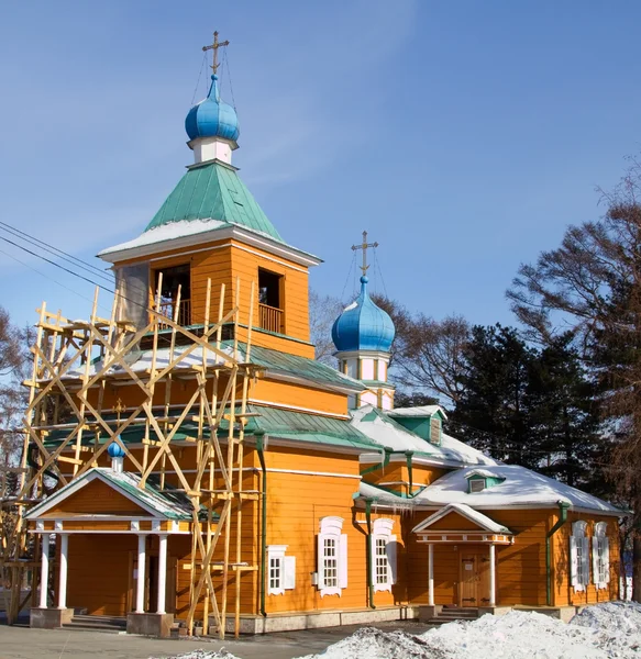 Podle rekonstrukce dřevěný kostel v lese v městě irkutsk — Stock fotografie