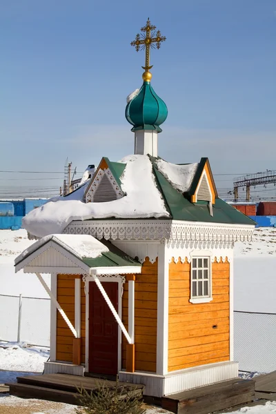 Православная деревянная часовня на месте священного источника в Иркутске — стоковое фото