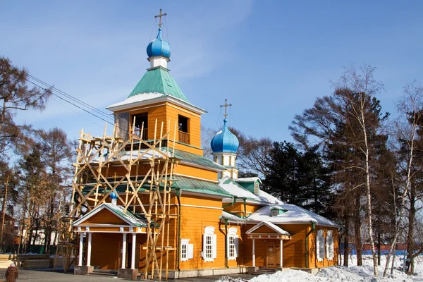 En reconstrucción iglesia de madera en un bosque en la ciudad de Irkutsk — Foto de Stock