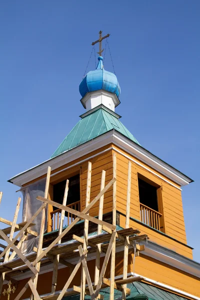 Fragmento de una antigua iglesia ortodoxa de madera en Irkutsk —  Fotos de Stock
