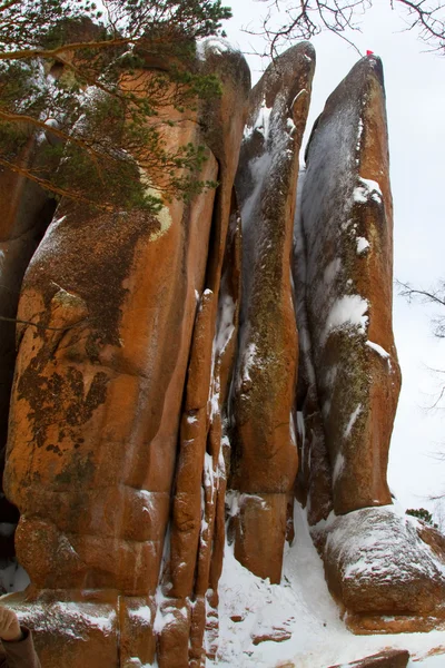 Formazioni rocciose nel Parco nazionale di Krasnoyarsk "Stolby" - piume pilastro — Foto Stock