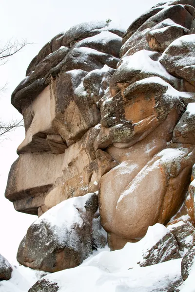 Formations rocheuses dans le parc national de Krasnoïarsk "Stolby" pilier Ded — Photo