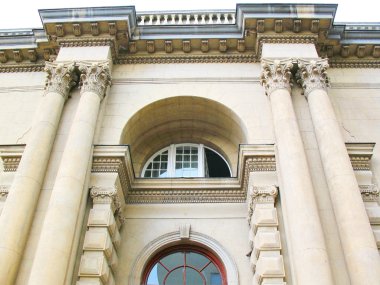 sütunları içeren bir yapının parçası