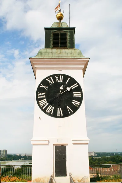 Klocktornet i den serbiska fästningen petrovardin — Stockfoto