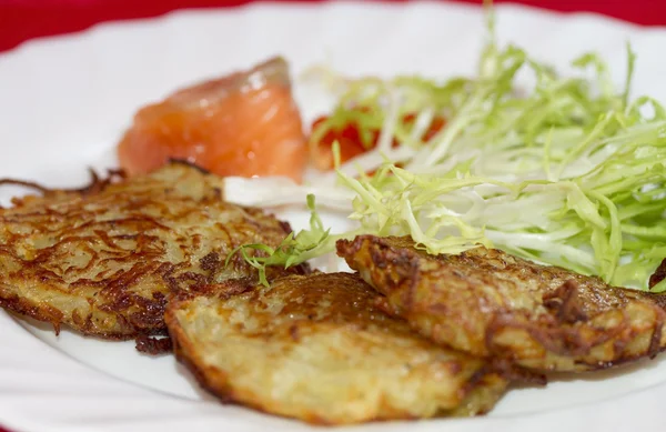 Potato pancakes on a plate with a piece of salmon and red caviar — Stock Photo, Image