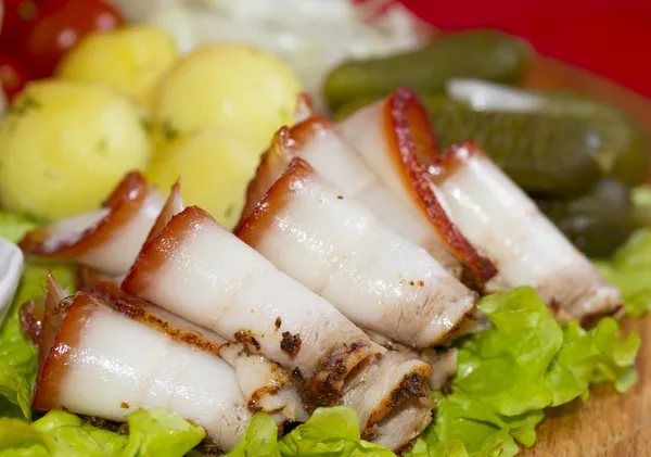 rustik meze votka domates, jambon, turşu, mantar, patates ve ringa balığı