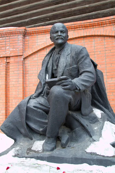A monument to Vladimir Lenin - the revolutionary leader of Soviet Russia — Stock Photo, Image